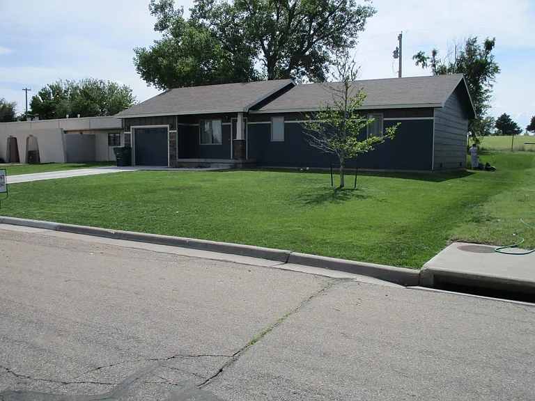 1113 Wright Ave — Photo 2