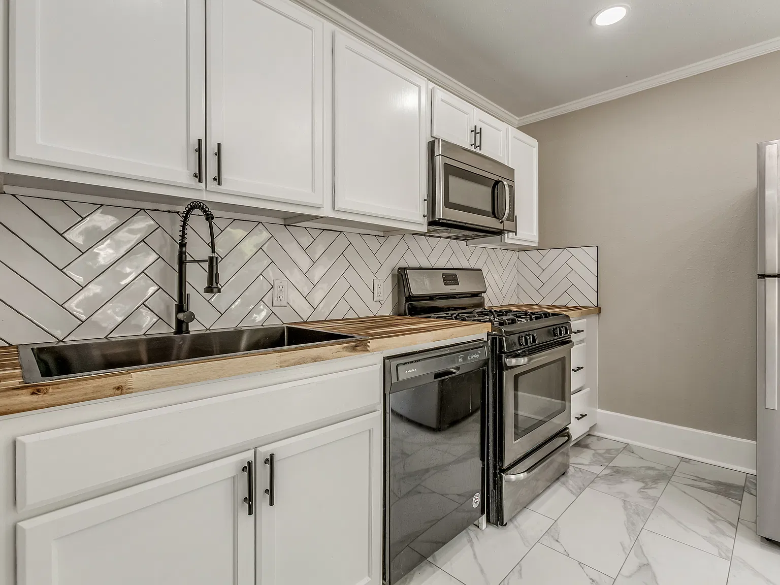 1 bed, 700 sqft, $995 — Photo 2