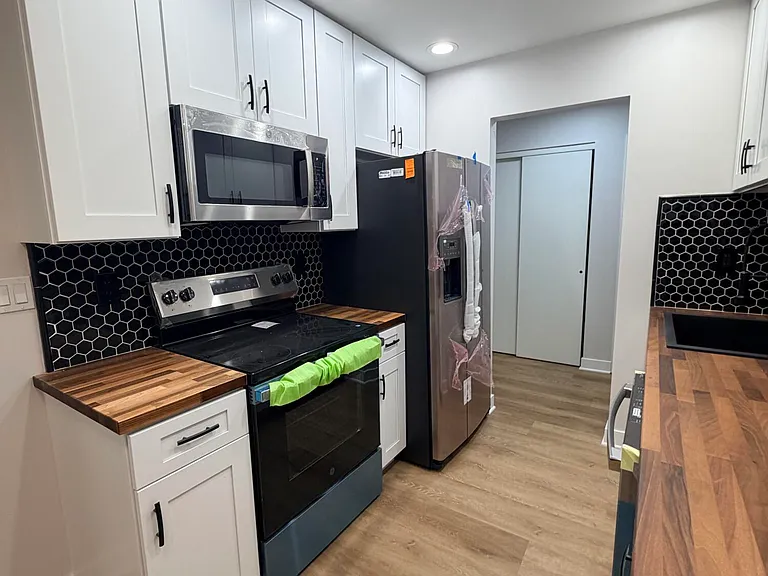 147 Amberly Dr #H — Photo 2