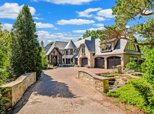 W278N2771 Rocky Point Rd, Pewaukee, WI 53072