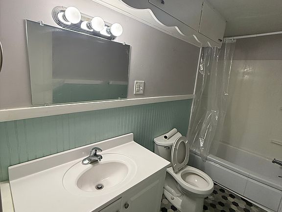 4th image of 720 Dewey Ave
