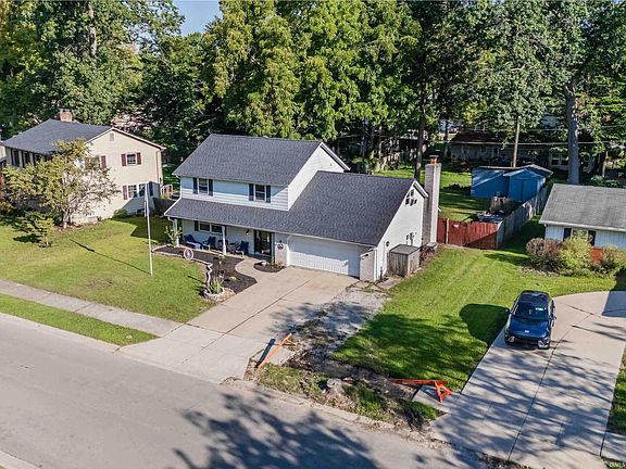 2nd image of 6923 Mowhawa Dr