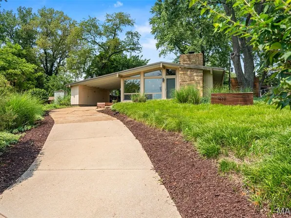 1630 Liggett Dr, Saint Louis, MO 63126