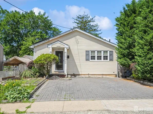 16 Taft Ave, Edison, NJ 08817