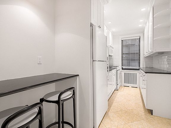 3rd image of 340 E 66th St APT 3K