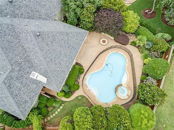 3rd image of 1313 Montgomery Ln
