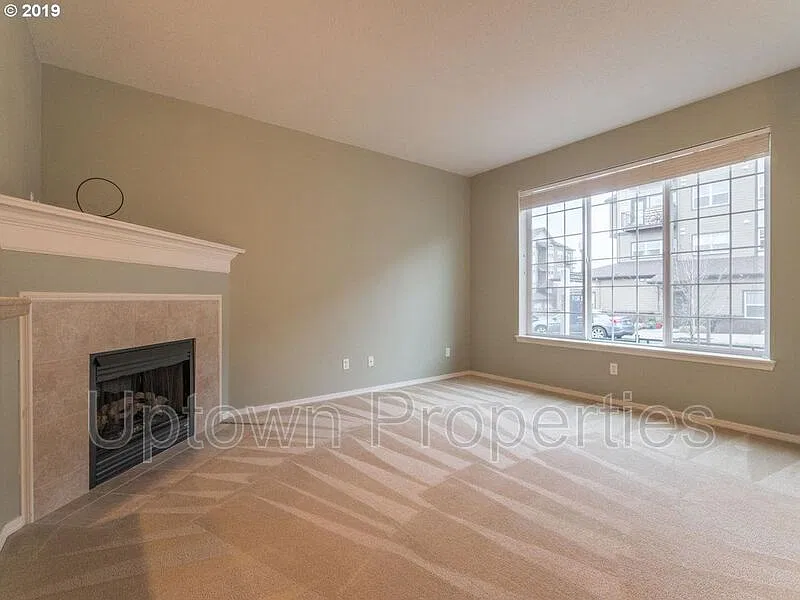 3 bed, 2.5 bath, 1498 sqft, $2,395 — Photo 3