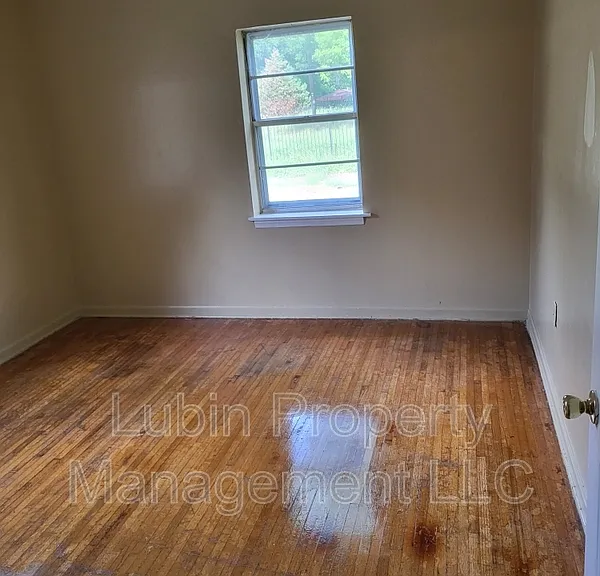 1326 Oak St — Photo 3