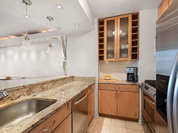 3rd image of 145 E 48th St APT 21G