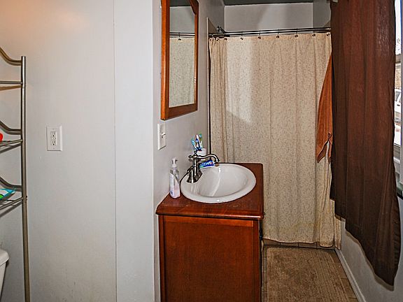 5th image of 891 York Ave