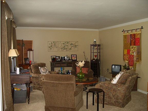 19 X 13 Livingroom is tastefully decorated w/neutral tones & crown molding.