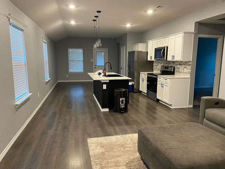 2522 Russell St — Photo 6