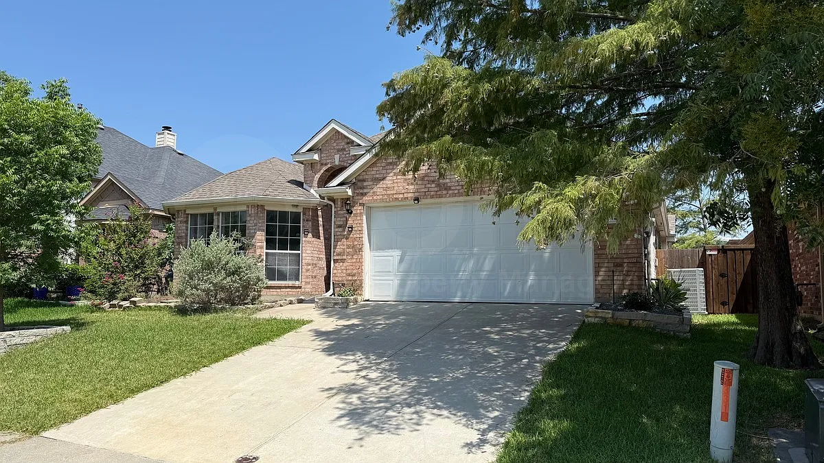 4 bed, 3.0 bath, 2019 sqft, $2,399 — Photo 2