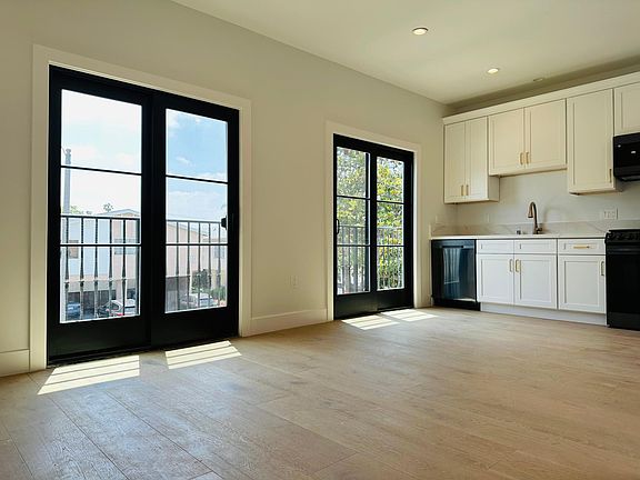 3rd image of 1105 S Sherbourne Dr #4