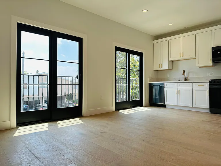 1105 S Sherbourne Dr #4 — Photo 3