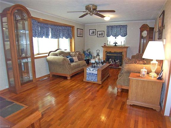 5th image of 405 Meadow Ln