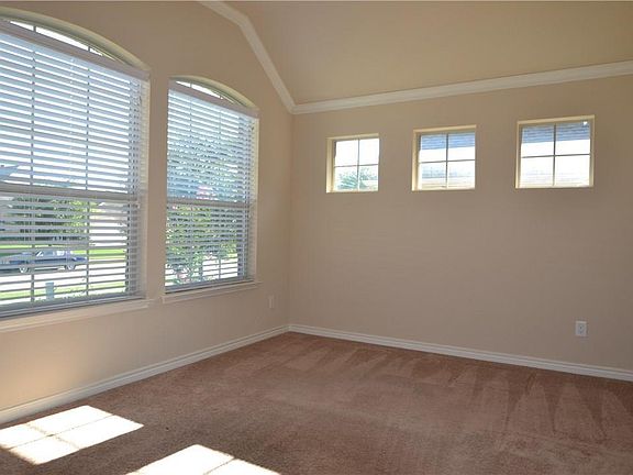 4th image of 804 Willow Wood Dr
