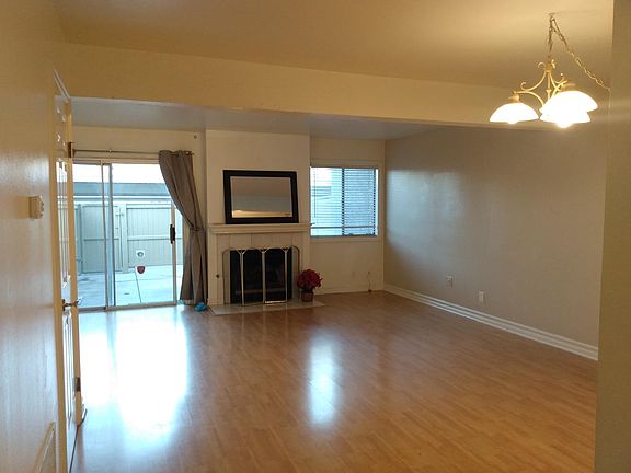 Spacious living room & dining area