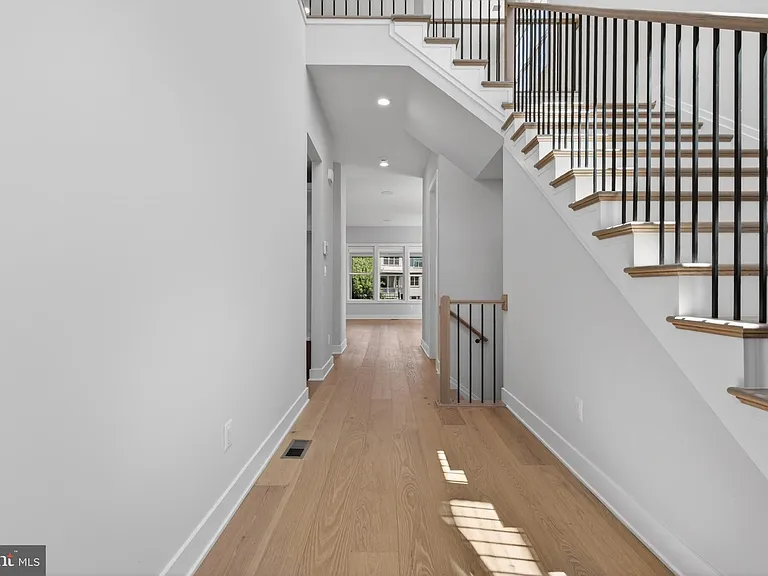 881 N Manchester St — Photo 25