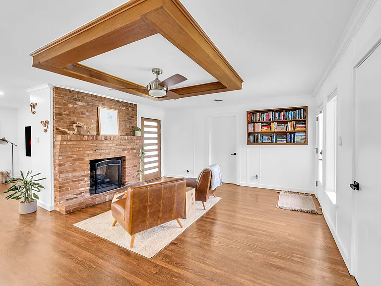 403 S Lois Ln — Photo 8