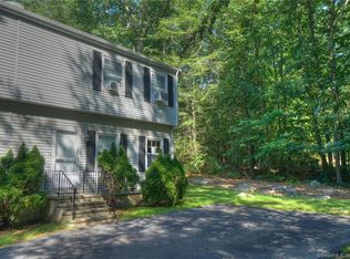 28 Dartmouth Dr, Mystic, CT 06355