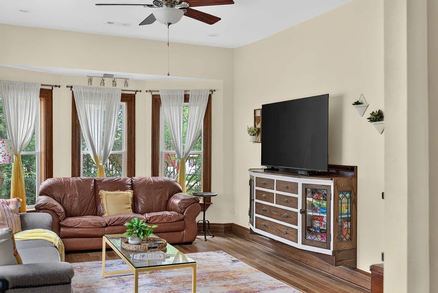 3 bed, 2.0 bath, 1851 sqft, $8,019 — Photo 3