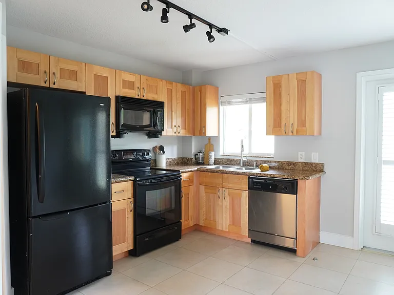 Bayshore Flats — Photo 25