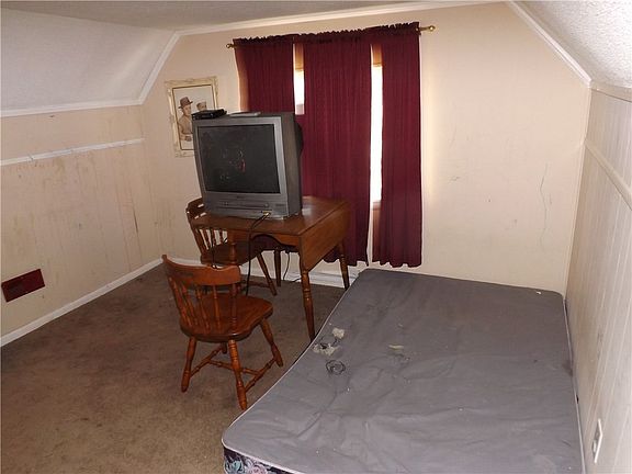5th image of 909 Cedar St