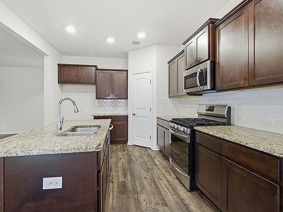 5th image of 3136 Crest Ln