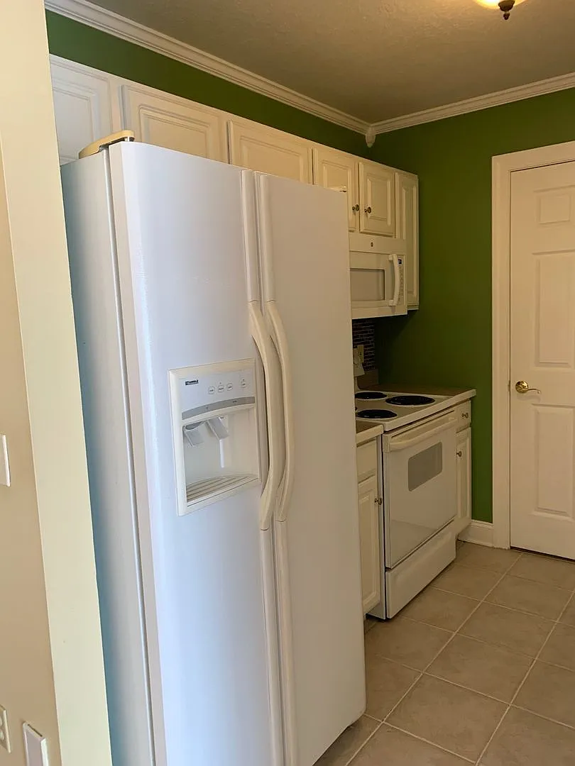2 Bedroom 2.5 Bath Townhouse with 2 Car Garage — Photo 3