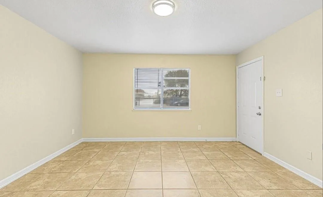 2 bed, 1.0 bath, 800 sqft, $900 — Photo 2