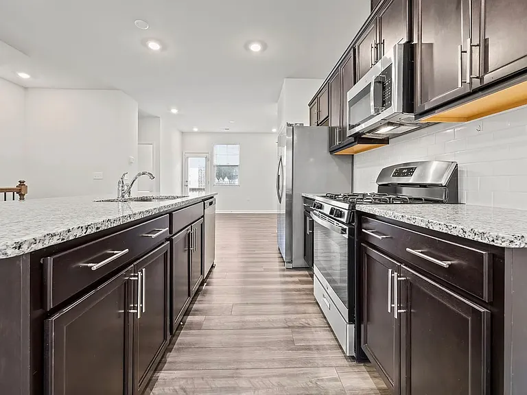 2427 Kasota Ln — Photo 36