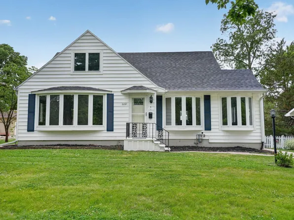 2221 Grand Blvd, Cedar Falls, IA 50613