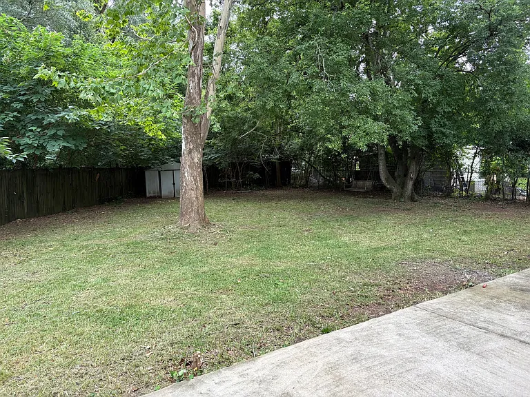 1124 Wright St — Photo 2