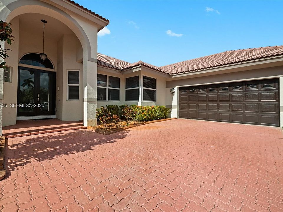 1st image of 600 Cypress Pointe Dr E
