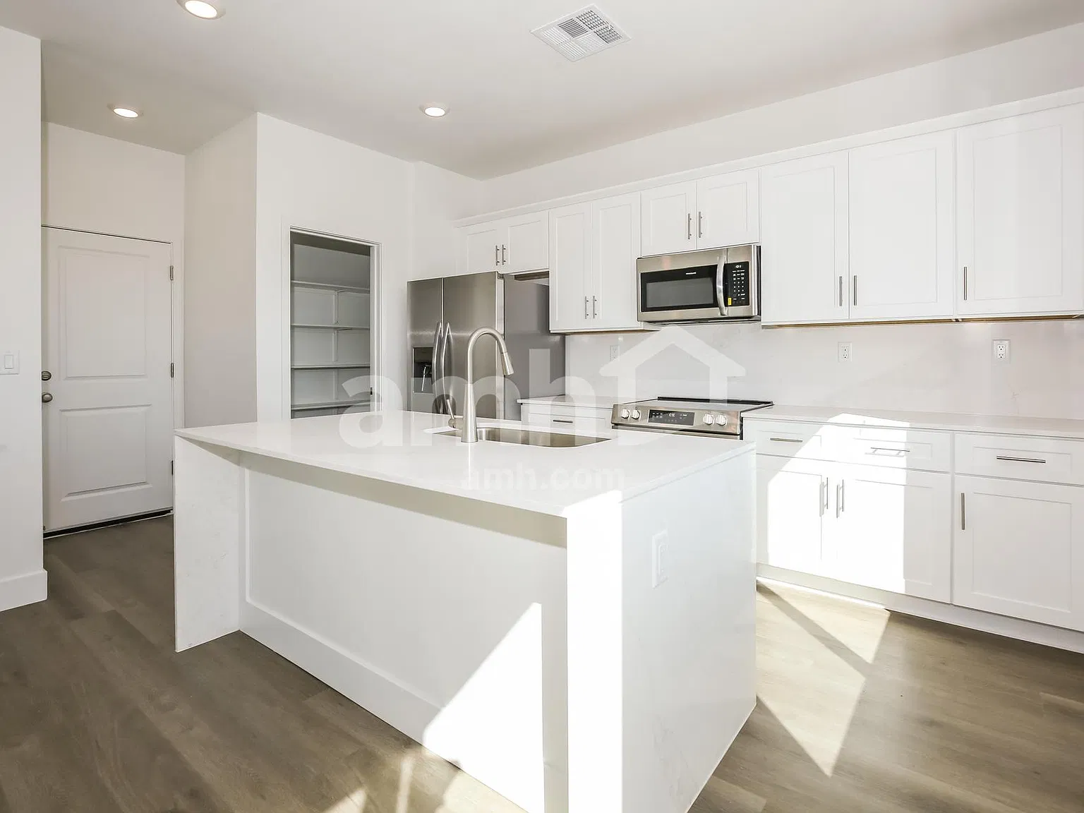 4 bed, 2.5 bath, 1796 sqft, $3,050 — Photo 4