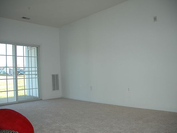 4th image of 400 Harrison Ct Unit 2