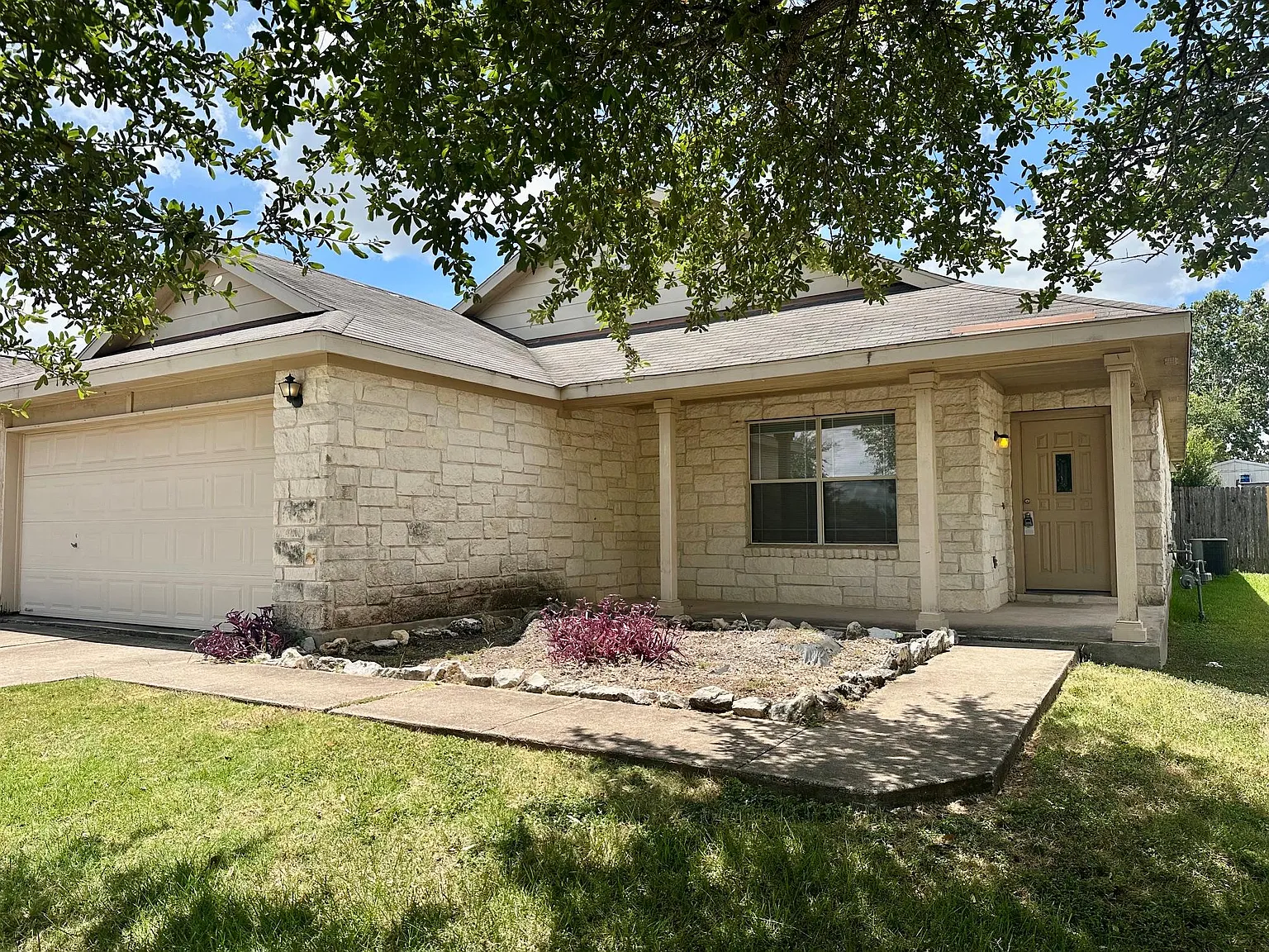 3 bed, 2.0 bath, 1611 sqft, $1,895 — Photo 1