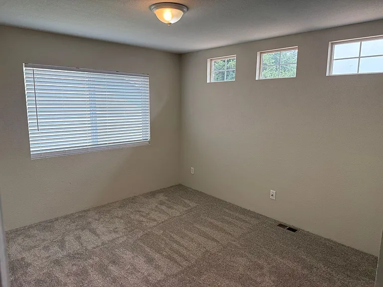 4783 Perth St — Photo 12
