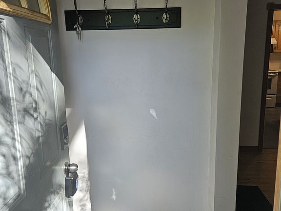 2nd image of 1453 Minto St