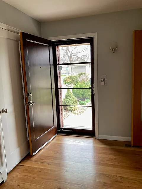 3 bed, 2110 sqft, $3,300 — Photo 4