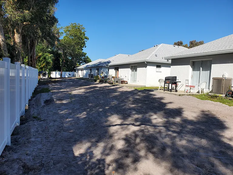 1910 Debbie St — Photo 12