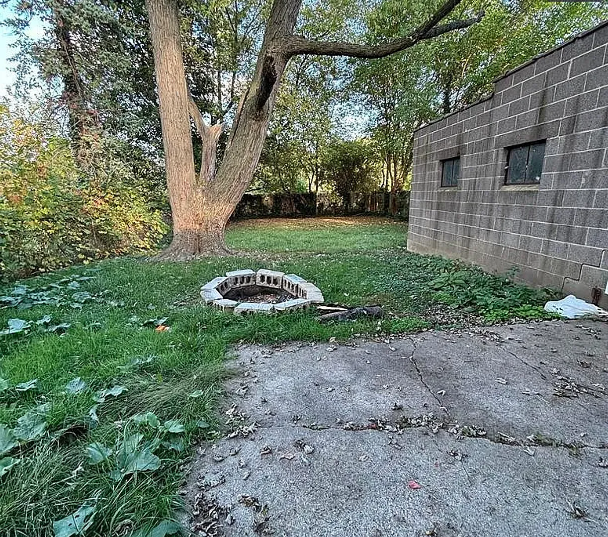 Charming 2-Bedroom Home | Fenced Backyard | Prime Lansing Location — Photo 2