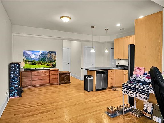 4th image of 7635.5 N Greenview Ave #3S