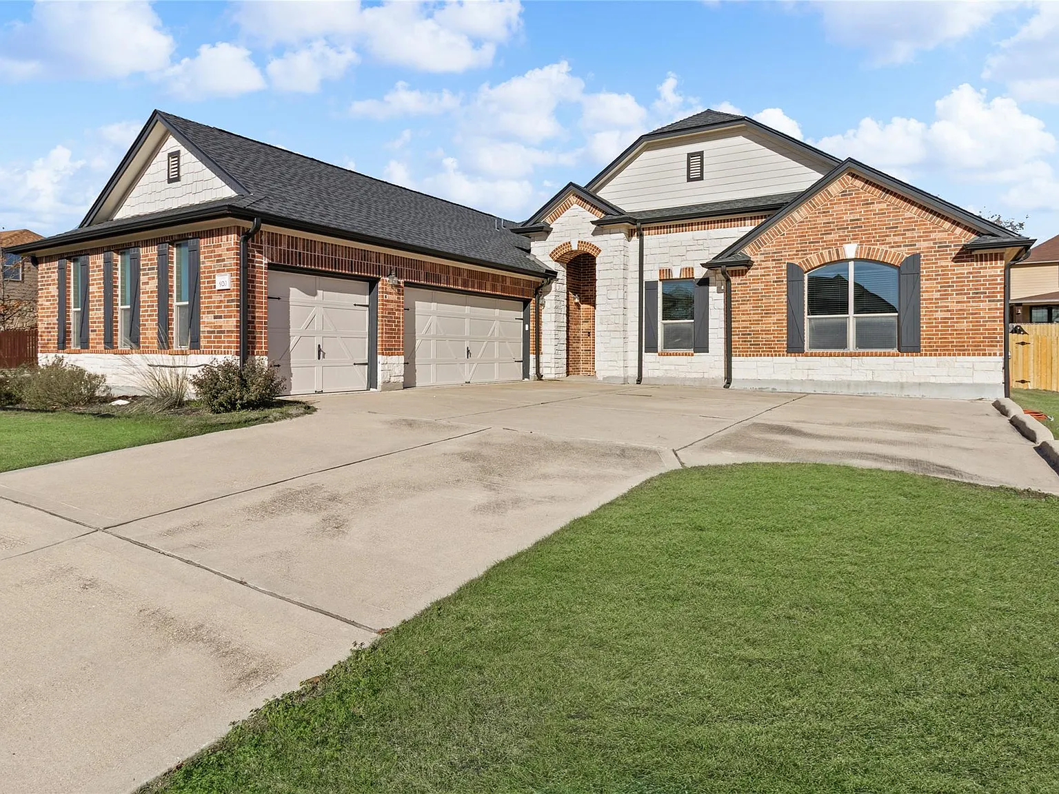5 bed, 3.5 bath, 3166 sqft, $2,800 — Photo 2
