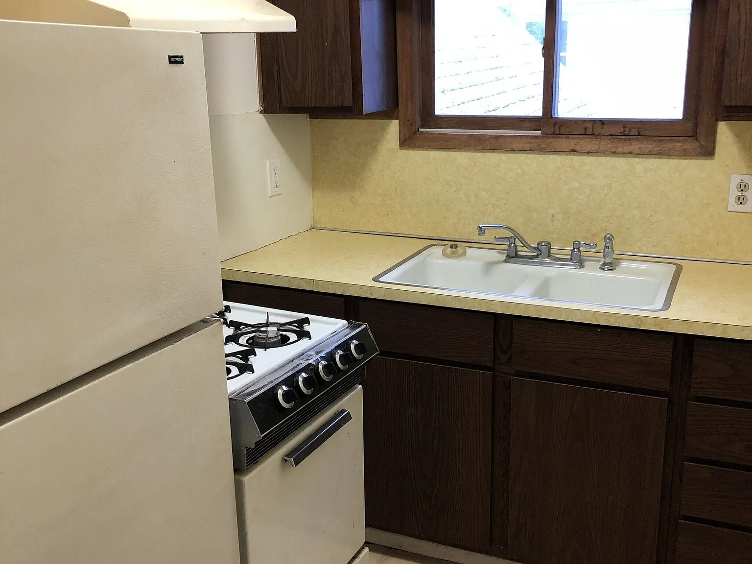 NW one bed upper at 1002 Douglas — Photo 2
