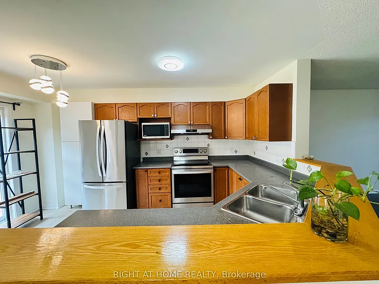 1069 Marconi Ave — Photo 12