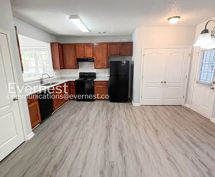 8643 Thomas Ln — Photo 5