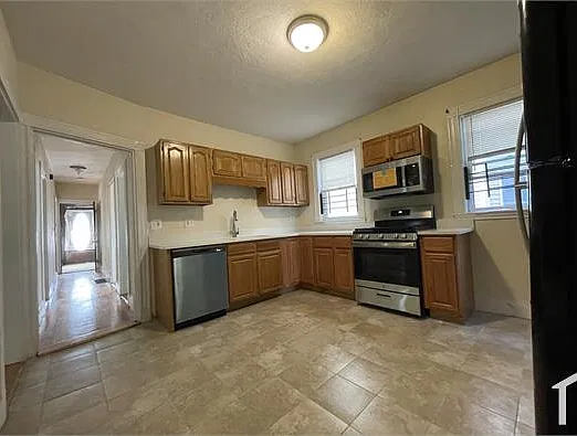 4 bed, 1200 sqft, $4,100 — Photo 2