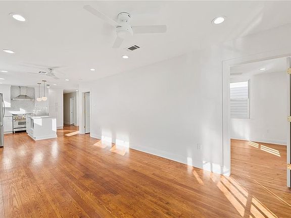 3rd image of 4021 Annunciation St